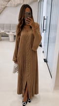 Robe satinée plissée doré